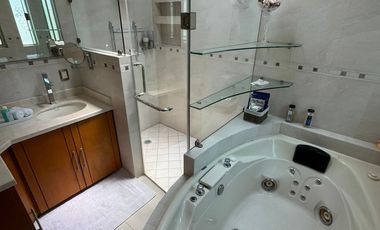 Casa Única en Esquina Frente a Parque, Amueblada | 4 Recámaras | Terraza con Asador & Jacuzzi | en Jardín Real