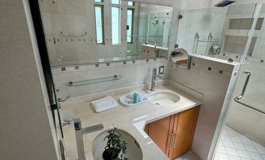 Casa Única en Esquina Frente a Parque, Amueblada | 4 Recámaras | Terraza con Asador & Jacuzzi | en Jardín Real