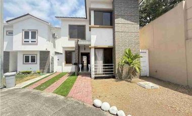 Vendo Casa en Vía a la Costa en la Urb. Costa Real