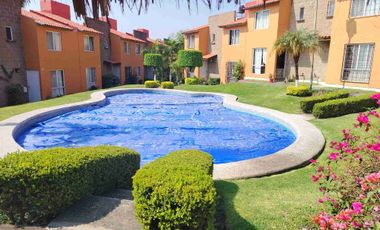 Impecable casa en condominio con alberca caliente, palapa y vigilancia
