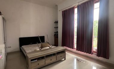 Disewakan Rumah Pakuwon Indah Suraba Barat dekat Supermall Graha Family