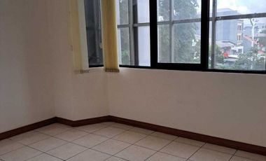 579. Disewakan Ruko 4 Lantai Sultan Iskandar Muda Pondok Indah – Lokasi Elite Jakarta Selatan Siap Pakai