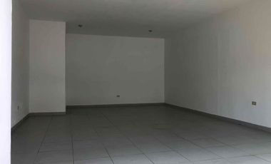 Local comercial en renta en ubicación estratégica, frente al coliseo de Ibarra! 🚗🏍️