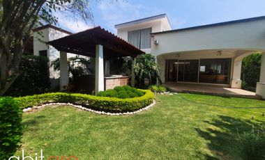 CASA EN CLUB DE GOLF TEQUISQUIAPAN  CON VISTA AL CAMPO DE GOLF 4 RECAMARAS