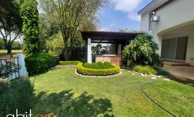 CASA EN CLUB DE GOLF TEQUISQUIAPAN  CON VISTA AL CAMPO DE GOLF 4 RECAMARAS
