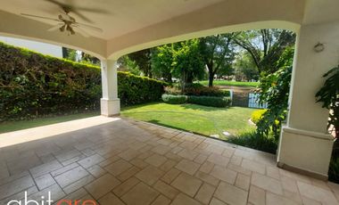 CASA EN CLUB DE GOLF TEQUISQUIAPAN  CON VISTA AL CAMPO DE GOLF 4 RECAMARAS