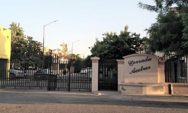 PUERTA REAL, LINDA CASA TOTALMENTE AMUEBLADA EN CERRADA DE POCAS CASAS