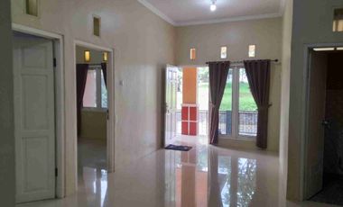DISEWAKAN RUMAH CLUSTER PINGGIR JALAN RAYA, COCOK UNTUK KANTOR ATAU TEMPAT USAHA. JALAN PRAMUKA  BANYUMANIK, SEMARANG. DEKAT SMA 4, SMP 21, KODAM, RS HERMINA & TRANSMART