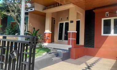 DISEWAKAN RUMAH CLUSTER PINGGIR JALAN RAYA, COCOK UNTUK KANTOR ATAU TEMPAT USAHA. JALAN PRAMUKA  BANYUMANIK, SEMARANG. DEKAT SMA 4, SMP 21, KODAM, RS HERMINA & TRANSMART