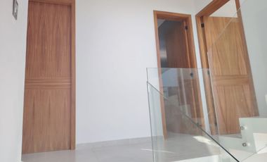 Residencia en Venta en Senderos de Monteverde Coto 5c Con Alberca y Casa Club.