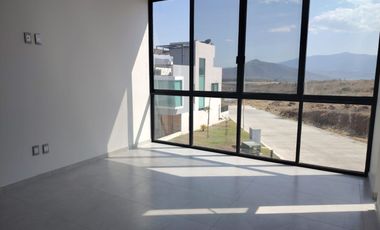 Residencia en Venta en Senderos de Monteverde Coto 5c Con Alberca y Casa Club.