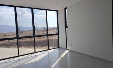Residencia en Venta en Senderos de Monteverde Coto 5c Con Alberca y Casa Club.