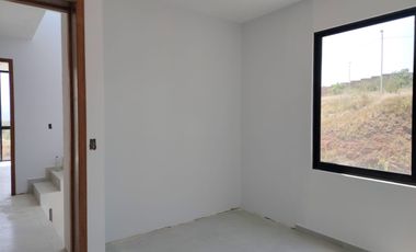 Residencia en Venta en Senderos de Monteverde Coto 5c Con Alberca y Casa Club.