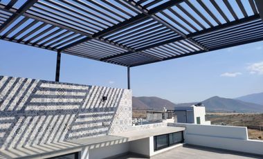 Residencia en Venta en Senderos de Monteverde Coto 5c Con Alberca y Casa Club.