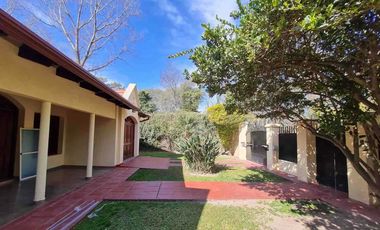 IMPORTANTE CASA DE CATEGORÍA Y ESTILO EN SANTO TOMÉ APTA CREDITO HIPOTECARIO IMPECABLE ESTADO