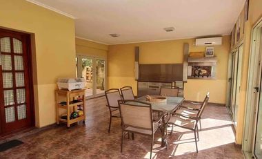 IMPORTANTE CASA DE CATEGORÍA Y ESTILO EN SANTO TOMÉ APTA CREDITO HIPOTECARIO IMPECABLE ESTADO