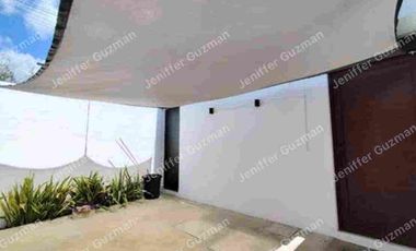 CASA Independiente en esquina con piscina