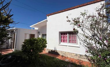 CASA INTERNA CENTRICA A PASOS DE LA PLAZA CON TRES DORMITORIOS PATIO Y QUINCHO SANTO TOMÉ