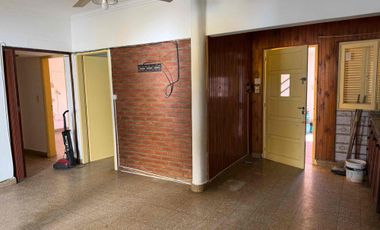 CASA INTERNA CENTRICA A PASOS DE LA PLAZA CON TRES DORMITORIOS PATIO Y QUINCHO SANTO TOMÉ