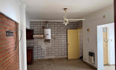 CASA INTERNA CENTRICA A PASOS DE LA PLAZA CON TRES DORMITORIOS PATIO Y QUINCHO SANTO TOMÉ