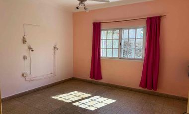 CASA INTERNA CENTRICA A PASOS DE LA PLAZA CON TRES DORMITORIOS PATIO Y QUINCHO SANTO TOMÉ