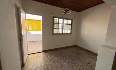 CASA INTERNA CENTRICA A PASOS DE LA PLAZA CON TRES DORMITORIOS PATIO Y QUINCHO SANTO TOMÉ