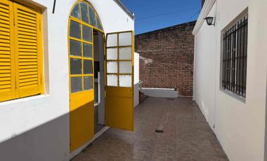 CASA INTERNA CENTRICA A PASOS DE LA PLAZA CON TRES DORMITORIOS PATIO Y QUINCHO SANTO TOMÉ