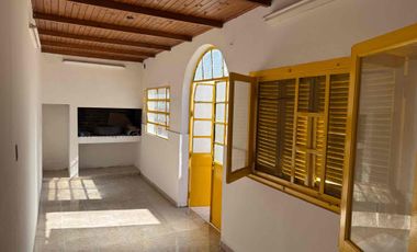 CASA INTERNA CENTRICA A PASOS DE LA PLAZA CON TRES DORMITORIOS PATIO Y QUINCHO SANTO TOMÉ
