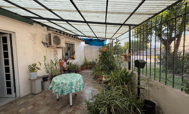 CASA CON GRAN TERRENO Y COCHERA DOBLE APTA A CREDITO HIPOTECARIO SANTO TOMÉ