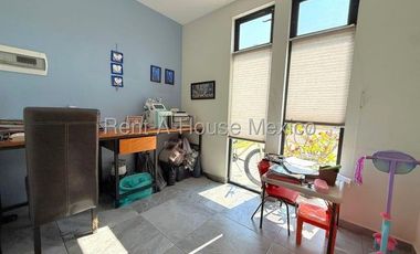 Altozano. RENTA - Casa con 3 recámaras, estudio, cuarto de servicio, área de TV
