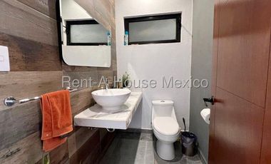 Altozano. RENTA - Casa con 3 recámaras, estudio, cuarto de servicio, área de TV