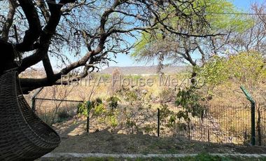 Altozano. RENTA - Casa con 3 recámaras, estudio, cuarto de servicio, área de TV