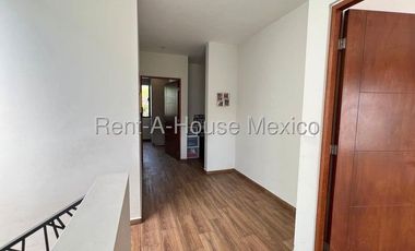 Altozano. RENTA - Casa con 3 recámaras, estudio, cuarto de servicio, área de TV