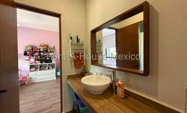 Altozano. RENTA - Casa con 3 recámaras, estudio, cuarto de servicio, área de TV
