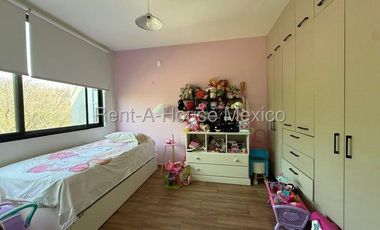 Altozano. RENTA - Casa con 3 recámaras, estudio, cuarto de servicio, área de TV