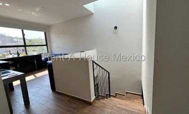 Altozano. RENTA - Casa con 3 recámaras, estudio, cuarto de servicio, área de TV