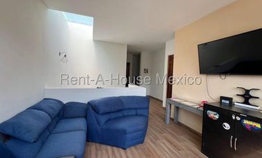 Altozano. RENTA - Casa con 3 recámaras, estudio, cuarto de servicio, área de TV