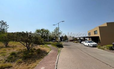 Altozano. RENTA - Casa con 3 recámaras, estudio, cuarto de servicio, área de TV