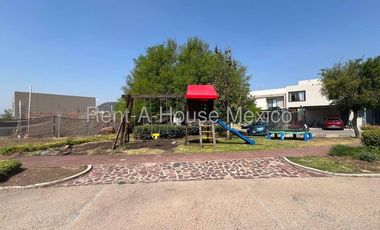 Altozano. RENTA - Casa con 3 recámaras, estudio, cuarto de servicio, área de TV
