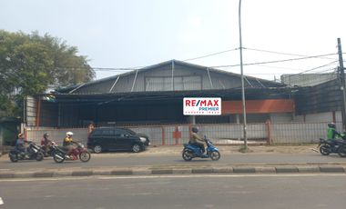 Di sewakan/ dijual  Gudang strategis pinggir jalan bekasi raya Jaktim
