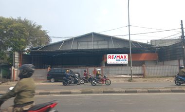 Di sewakan/ dijual  Gudang strategis pinggir jalan bekasi raya Jaktim