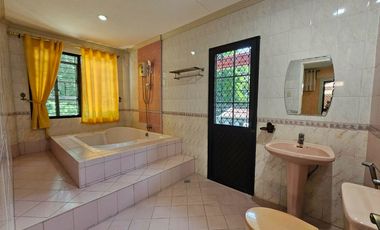 📌 ₱75K Only! Spacious Luxury Home in Woodridge Park Maa – 7+ Bedrooms with Basement!