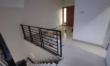 (minimal sewa 2th) strategis dipinggir jalan! Siap huni Disewakan Rumah 3 lantai 5 kamar tidur di Tomang rawa kepa jakarta barat