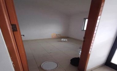 (minimal sewa 2th) strategis dipinggir jalan! Siap huni Disewakan Rumah 3 lantai 5 kamar tidur di Tomang rawa kepa jakarta barat