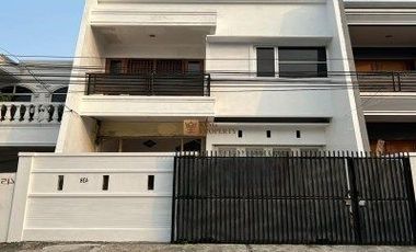 (minimal sewa 2th) strategis dipinggir jalan! Siap huni Disewakan Rumah 3 lantai 5 kamar tidur di Tomang rawa kepa jakarta barat