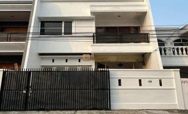 (minimal sewa 2th) strategis dipinggir jalan! Siap huni Disewakan Rumah 3 lantai 5 kamar tidur di Tomang rawa kepa jakarta barat