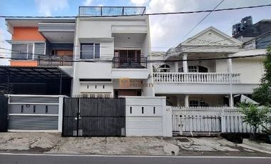 (minimal sewa 2th) strategis dipinggir jalan! Siap huni Disewakan Rumah 3 lantai 5 kamar tidur di Tomang rawa kepa jakarta barat