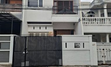 (minimal sewa 2th) strategis dipinggir jalan! Siap huni Disewakan Rumah 3 lantai 5 kamar tidur di Tomang rawa kepa jakarta barat