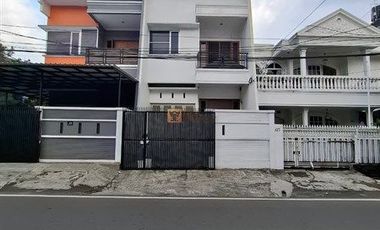 (minimal sewa 2th) strategis dipinggir jalan! Siap huni Disewakan Rumah 3 lantai 5 kamar tidur di Tomang rawa kepa jakarta barat