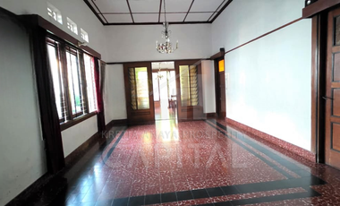 RUMAH HERITAGE KLASIK LUAS SAYAP RIAU SHM COCOK UNTUK USAHA NYAMAN UNTUK RUMAH TINGGAL